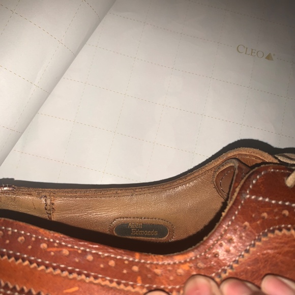 Allen Edmonds Men’s oxfords fits size 9 - Picture 4 of 4